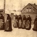Schönwälder Frauen in Festtagstracht beim Kirchgang