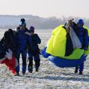 Skoki sylwestrowe sekcji spadochronowej Aeroklubu Gliwickiego, Gliwice 2017.12.30 (27)